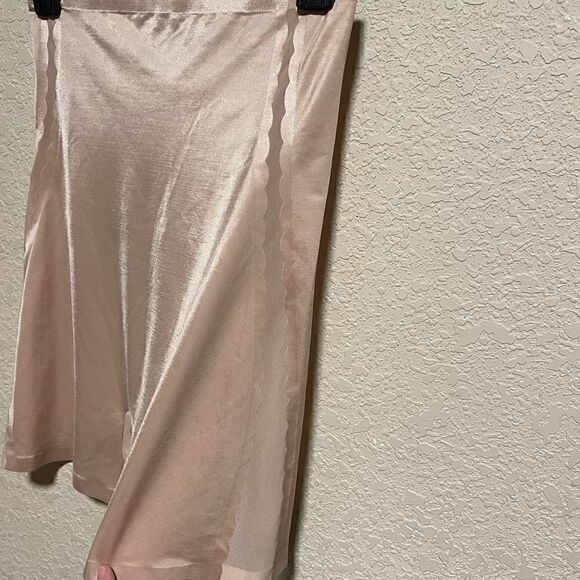 ASSETS by SPANX- Red Hot Label- Luxe & Lean Scalloped High-Waist Girl Short, 1X - Picture 3 of 7